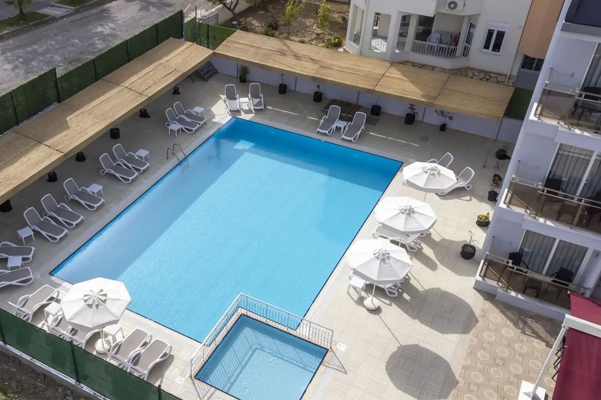 teren hotelu, brodzik, basen