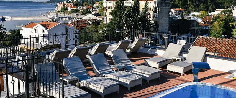 teren hotelu, basen, góry