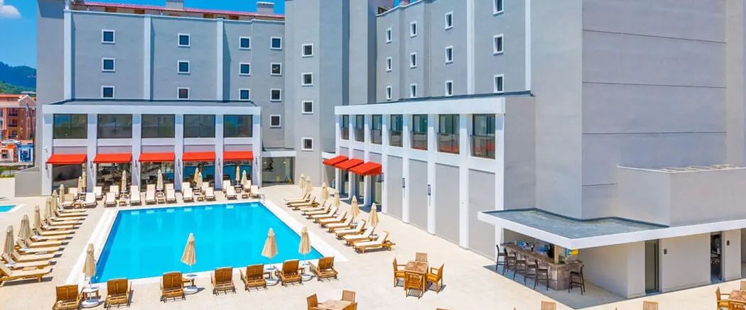 budynek główny, teren hotelu, basen