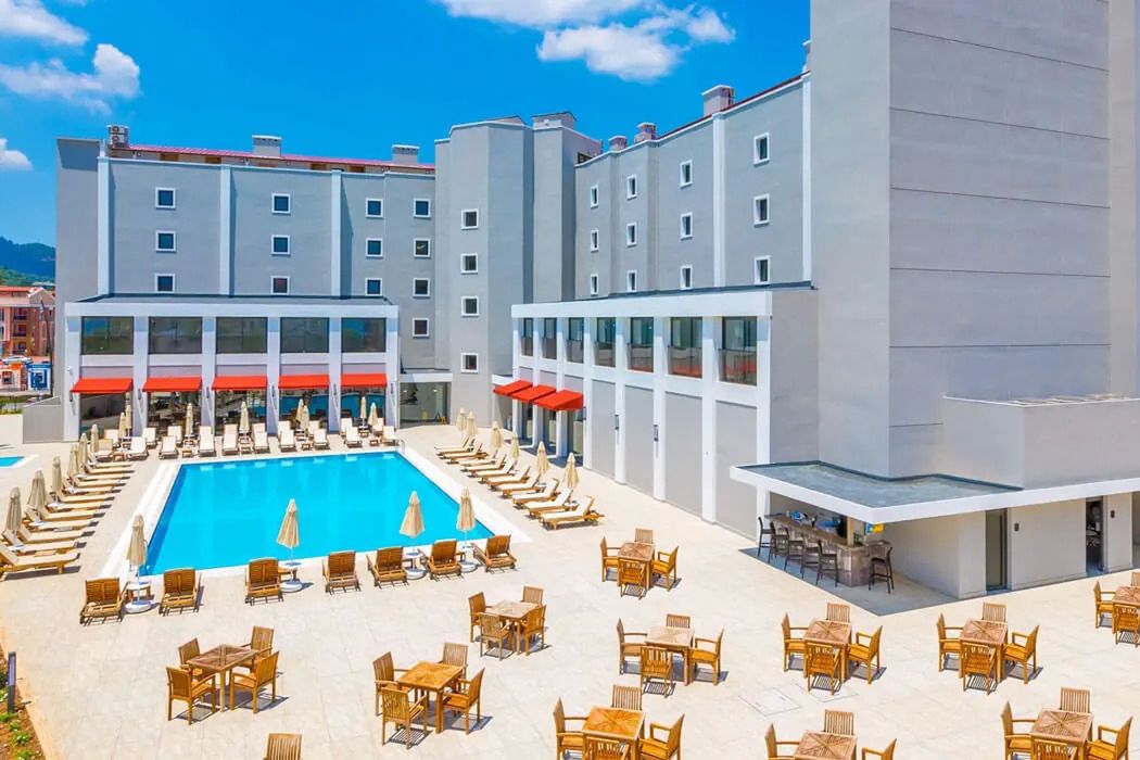 budynek główny, teren hotelu, basen