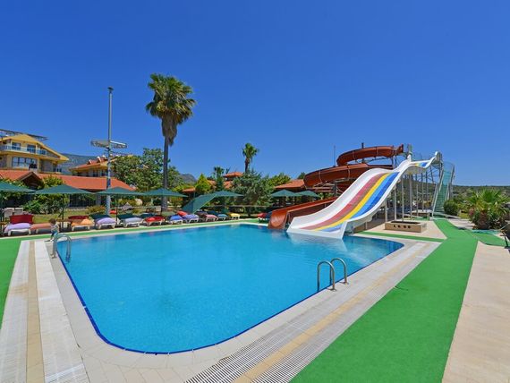teren hotelu, basen, zjeżdżalnia