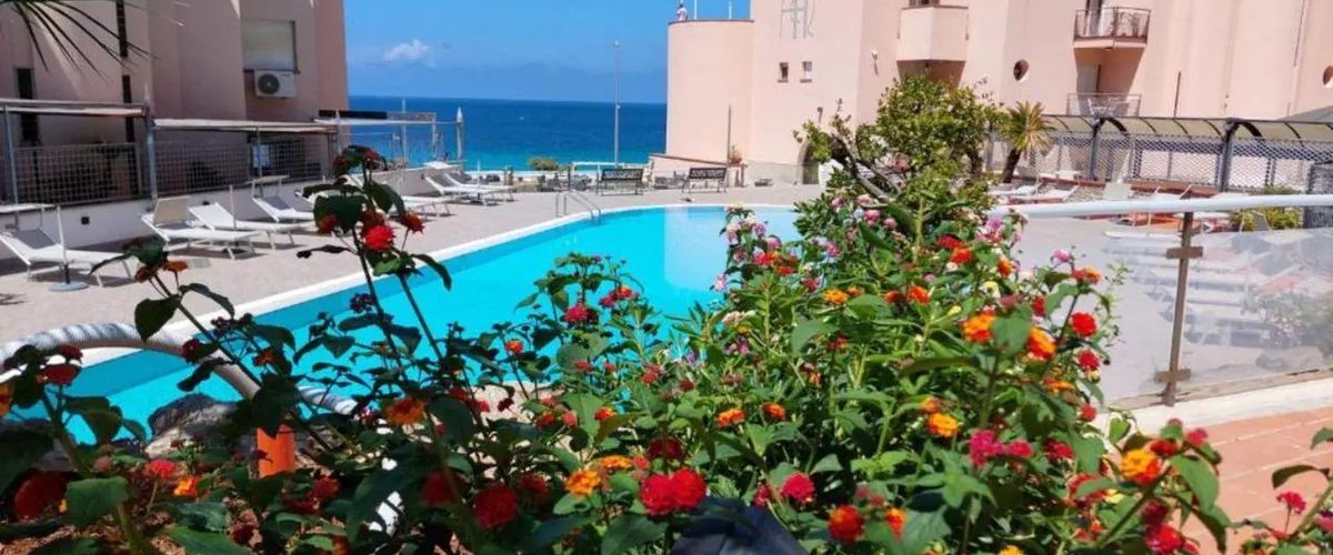 teren hotelu, basen, obiekt