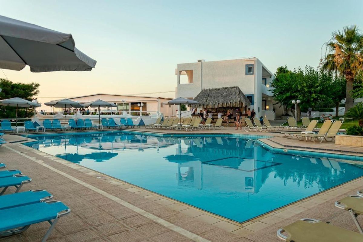 teren hotelu, basen, pool bar