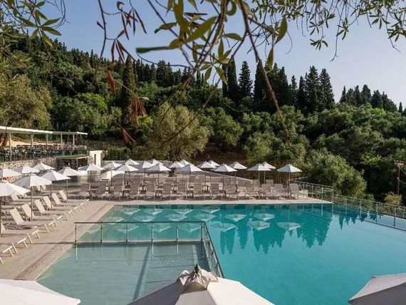 teren hotelu, basen, restauracja