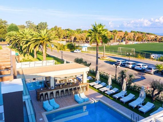 teren hotelu, basen, pool bar