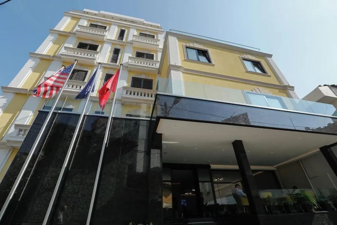 Tirana (7 dni) w Oxford z Poznania (BB)