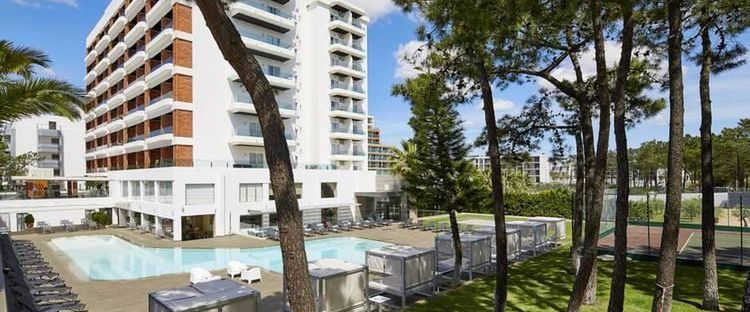 basen, teren hotelu, budynek główny