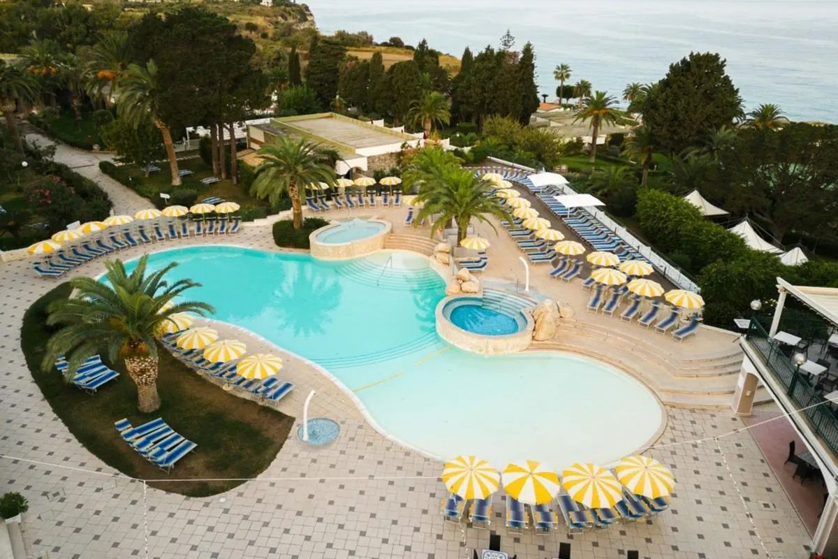 teren hotelu, basen, jacuzzi