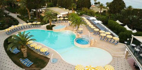 teren hotelu, basen, jacuzzi