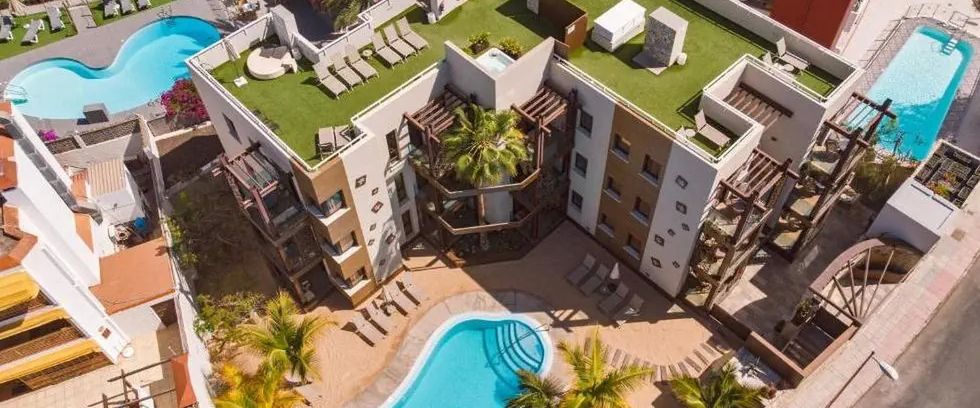 basen, teren hotelu, budynek główny