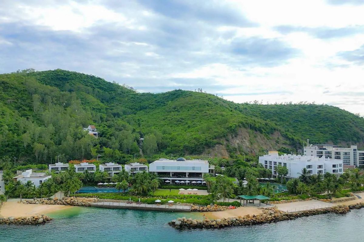 teren hotelu, plaża, góry