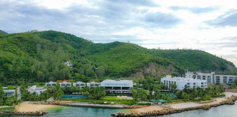 teren hotelu, plaża, góry