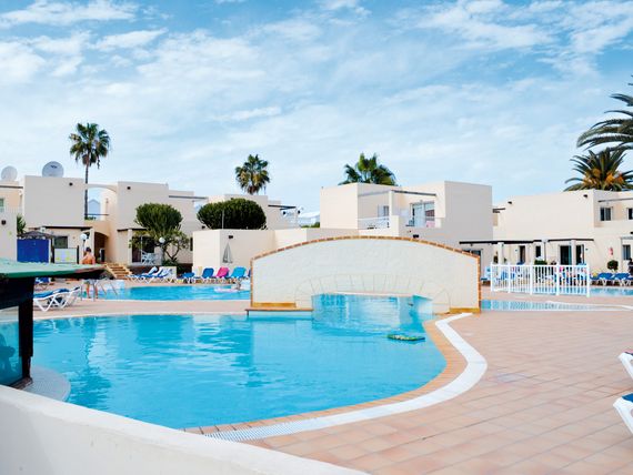 Alisios Playa – zewnętrzny basen dla gości apartamentów w Corralejo