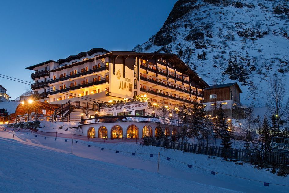 budynek główny, teren hotelu, zwiedzanie