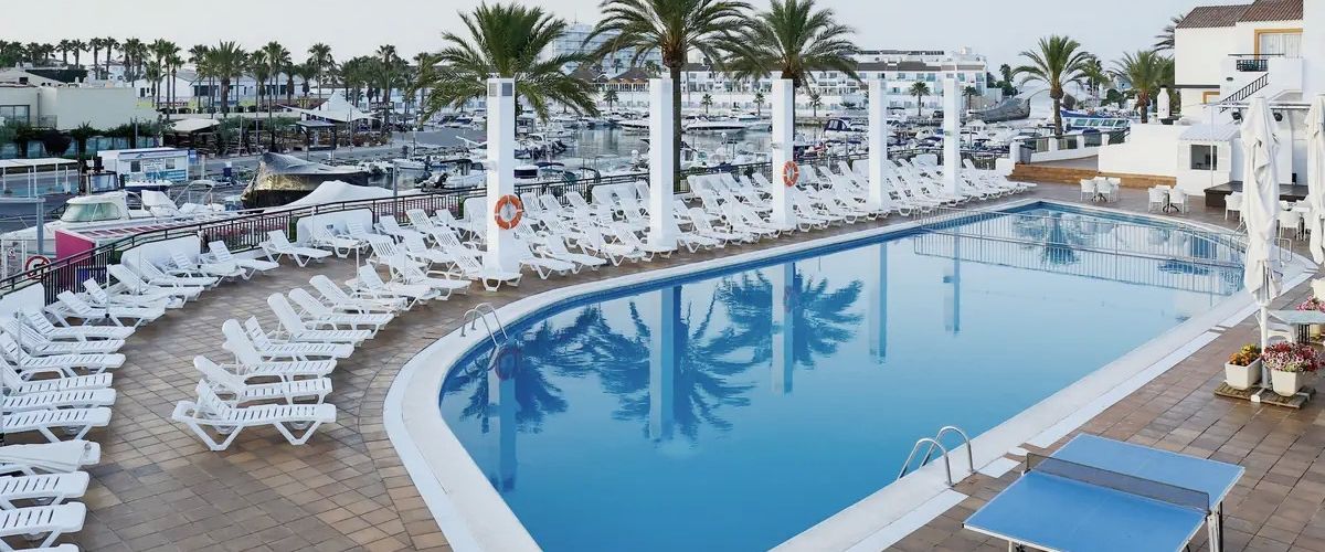 basen, teren hotelu