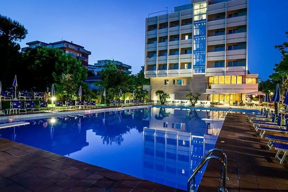 basen, budynek główny