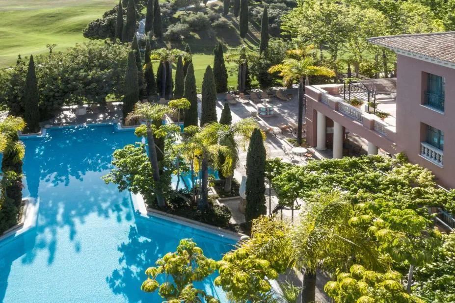 teren hotelu, basen, pole golfowe