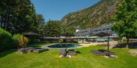 teren hotelu, góry, basen