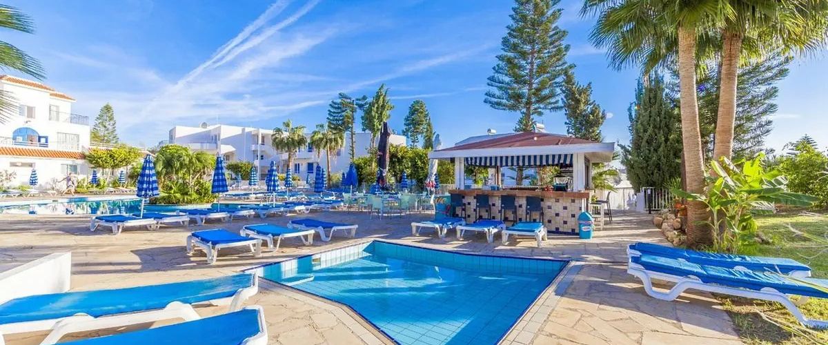 teren hotelu, basen, drink bar