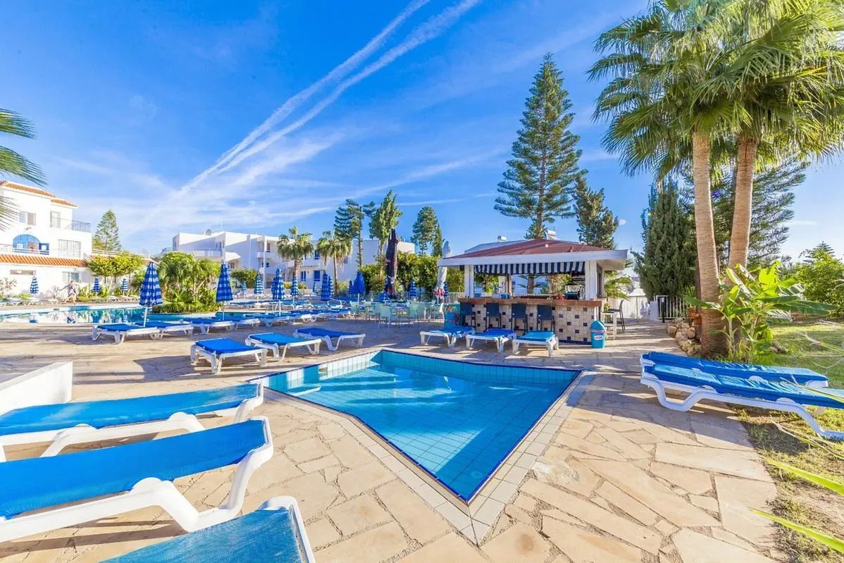 teren hotelu, basen, drink bar