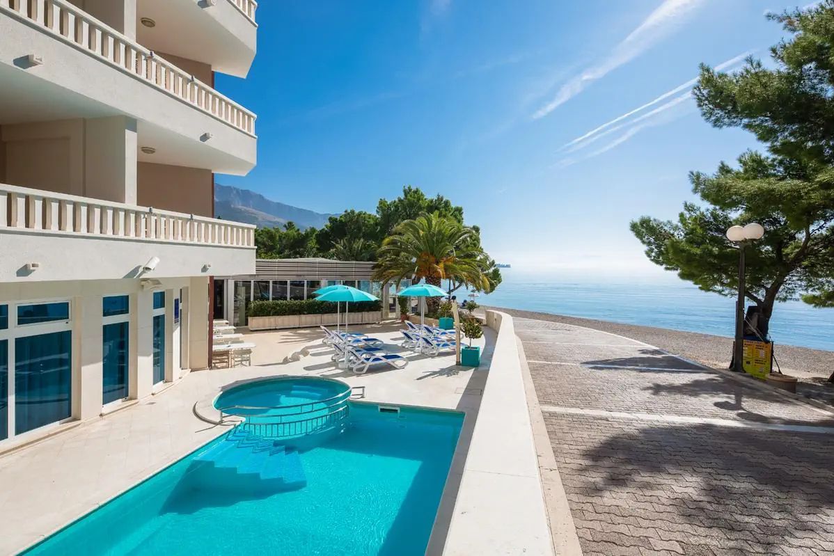 teren hotelu, plaża, basen