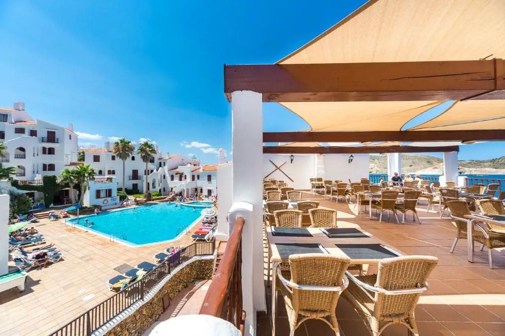 teren hotelu, basen, restauracja