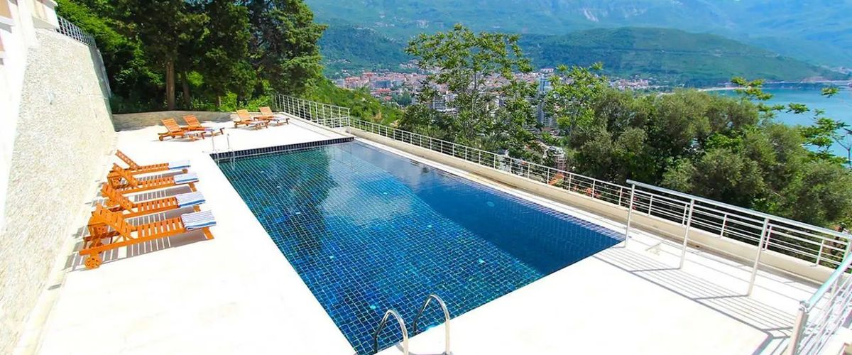 teren hotelu, basen, góry