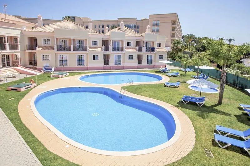 obiekt, teren hotelu, basen