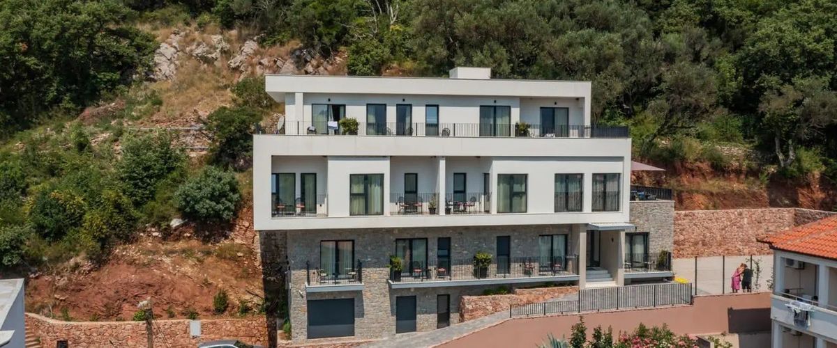 obiekt, budynek główny, teren hotelu