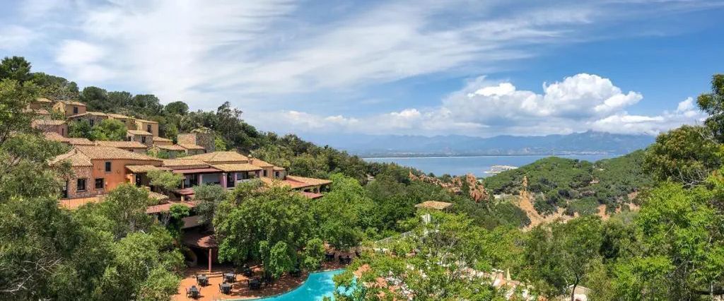 teren hotelu, basen, góry