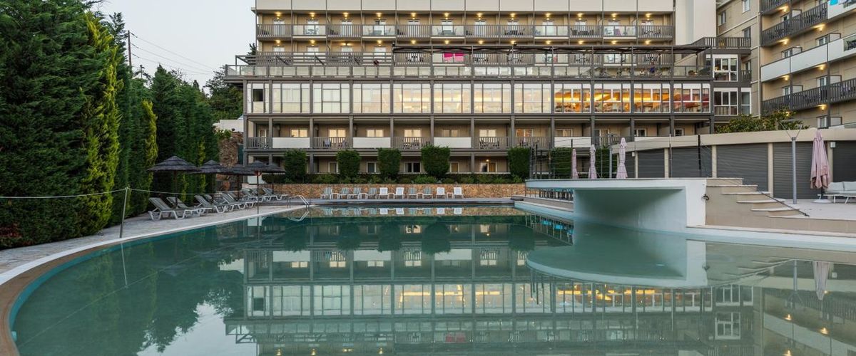 budynek główny, teren hotelu, basen