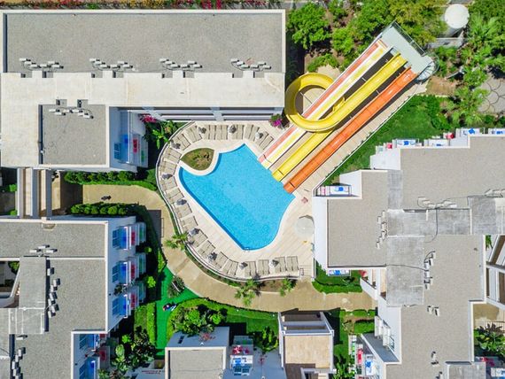 teren hotelu, zjeżdżalnia
