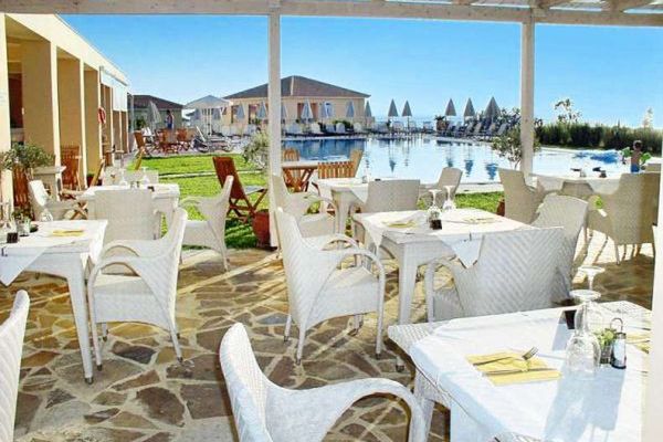 teren hotelu, restauracja, basen
