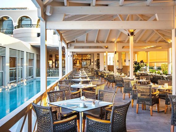 teren hotelu, basen, restauracja