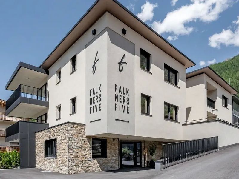 Falkners Five 4*
