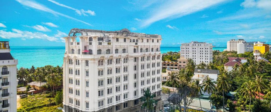 budynek główny, teren hotelu