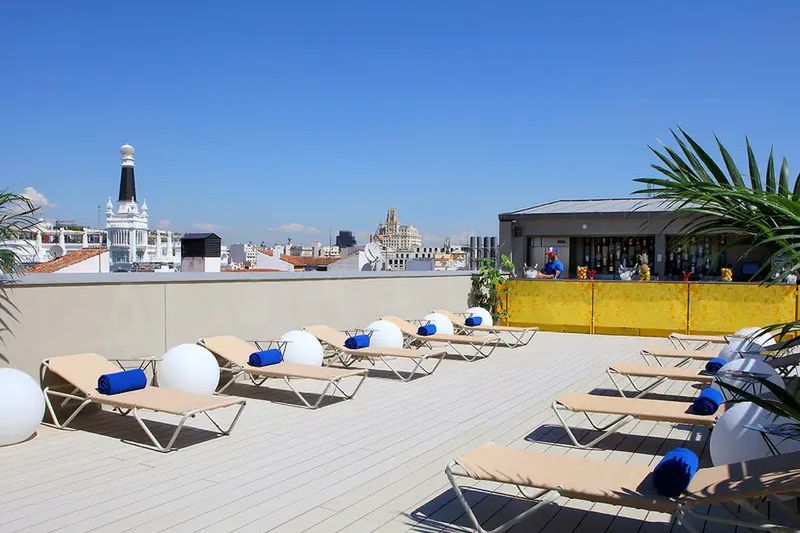 teren hotelu, pool bar