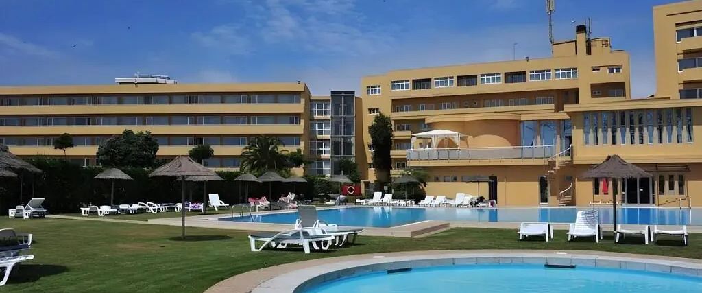 teren hotelu, brodzik, basen
