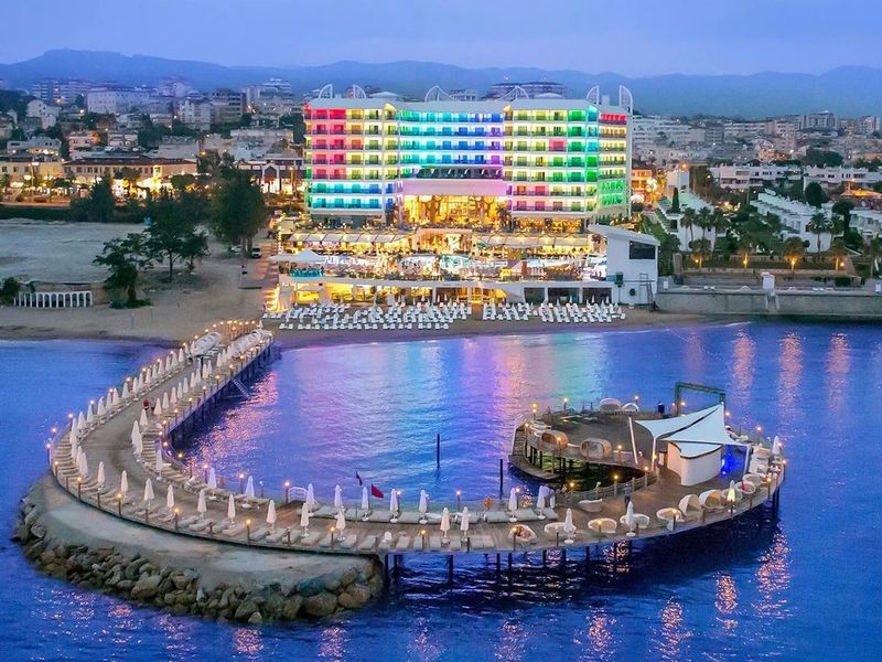Azura Deluxe Resort & Spa