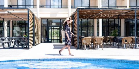 teren hotelu, basen, restauracja