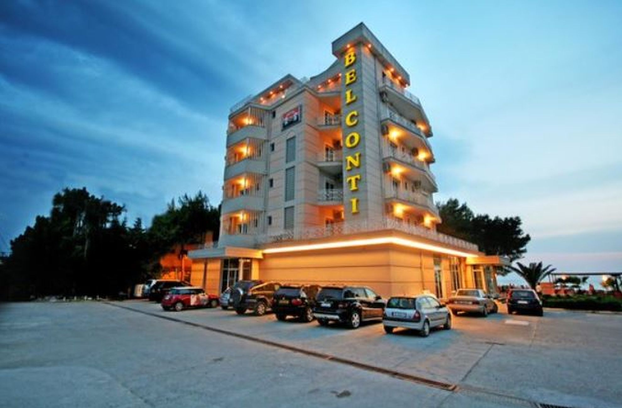teren hotelu, budynek główny