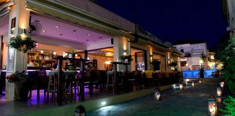 teren hotelu, basen, drink bar