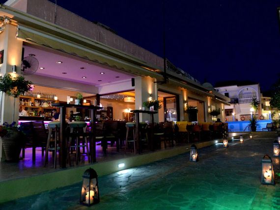 teren hotelu, basen, drink bar