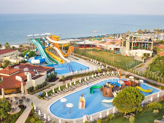 teren hotelu, basen, zjeżdżalnia