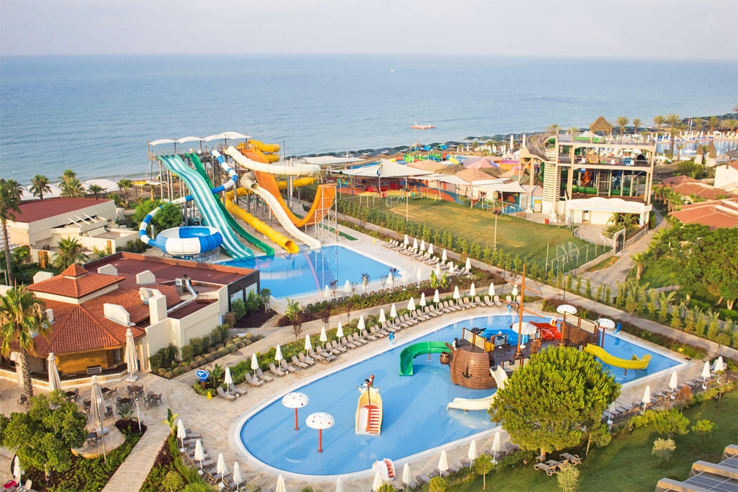 teren hotelu, basen, zjeżdżalnia