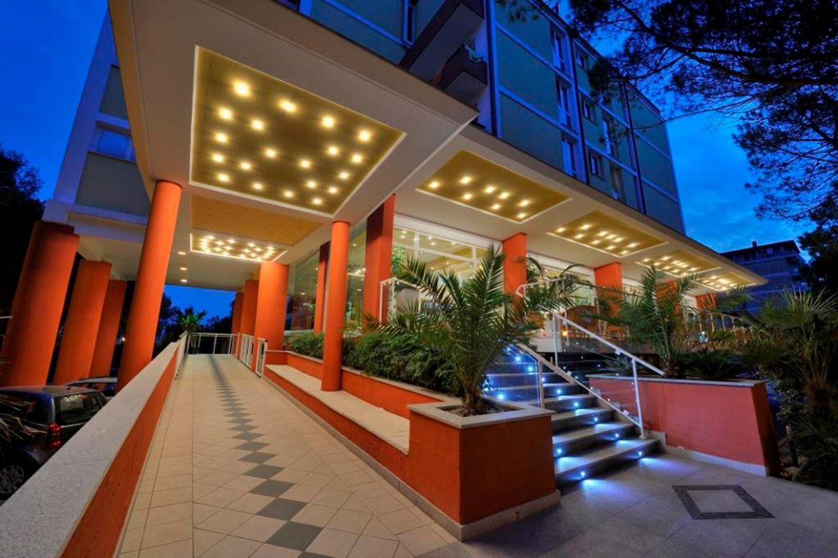 obiekt, budynek główny, teren hotelu