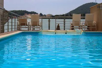 teren hotelu, basen, góry