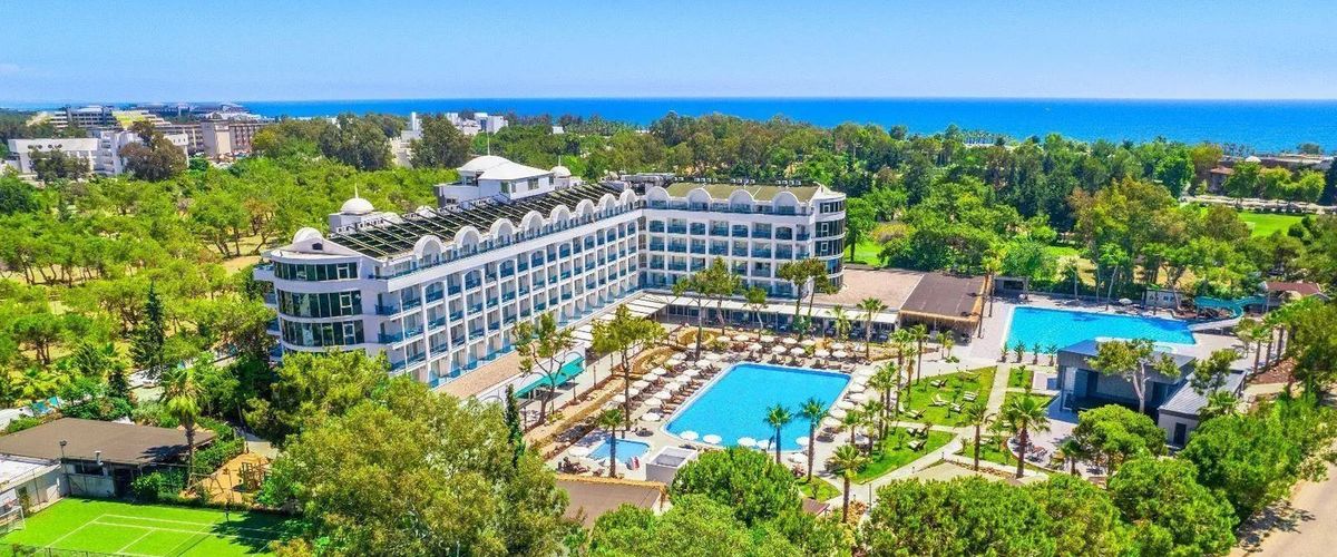 teren hotelu, basen, korty tenisowe