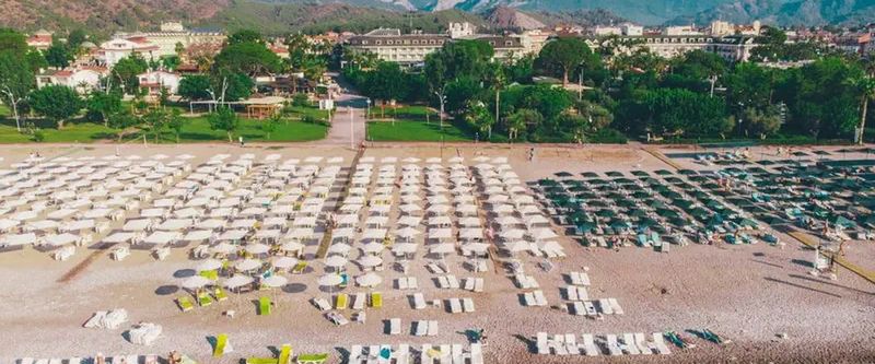 teren hotelu, plaża, góry