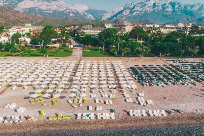 teren hotelu, plaża, góry